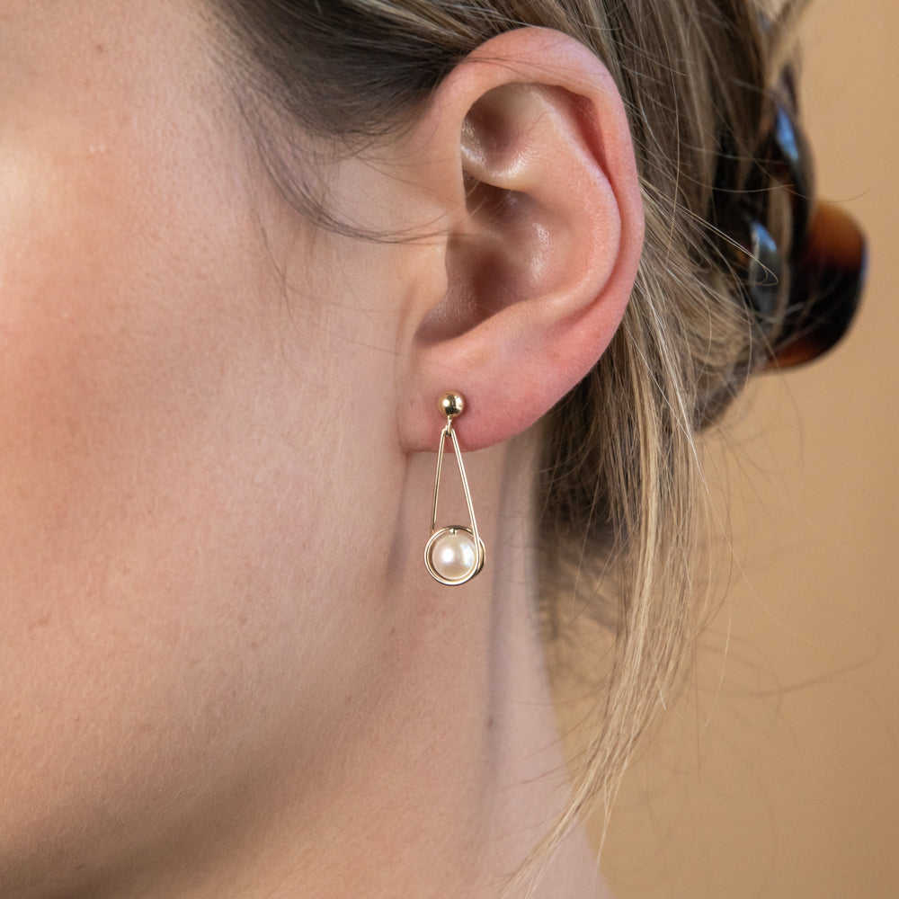Exquisite 9ct Gold Freshwater Pearl Drop Earrings for Formal Occasions