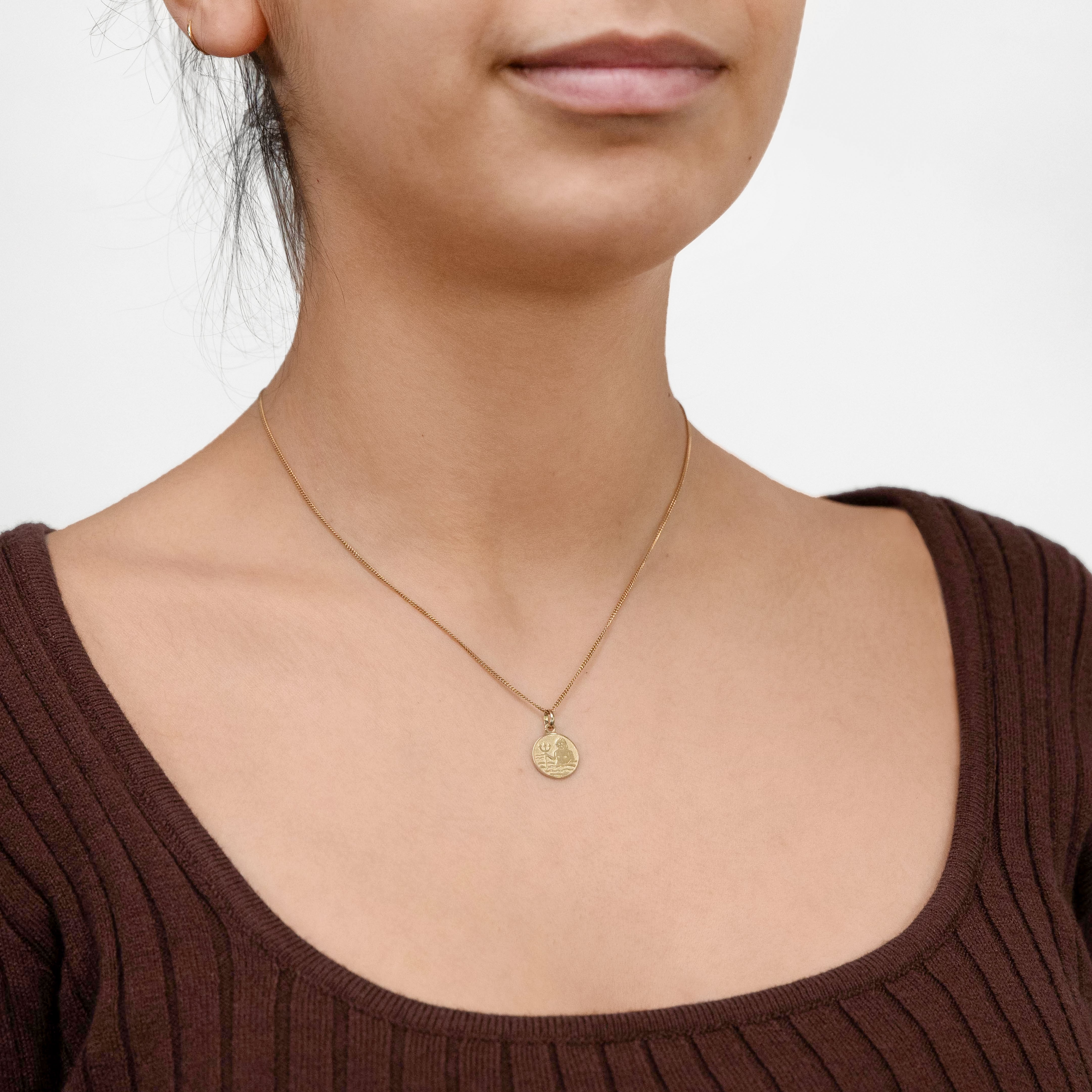 Stunning 9ct Yellow Gold Aquarius Zodiac Pendant for Individuality