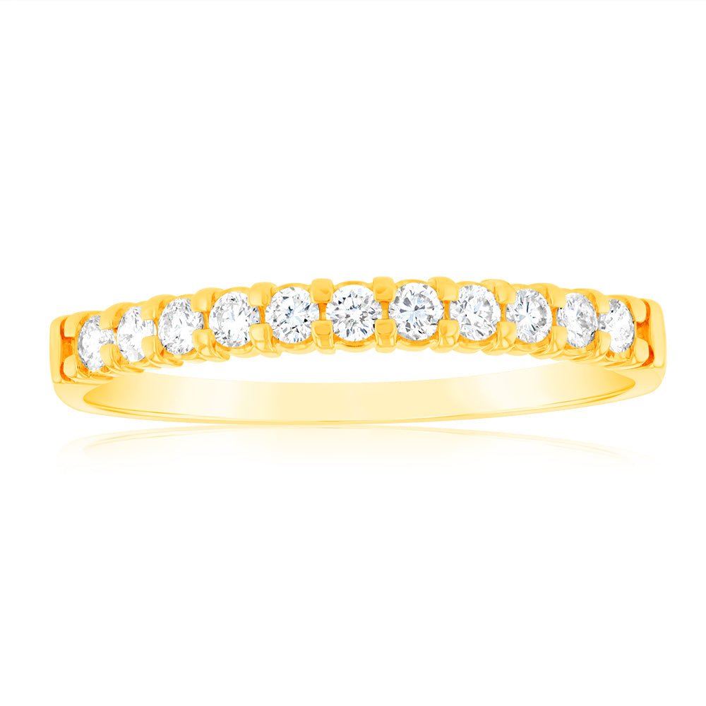 Exquisite 18 Carat Yellow Gold Diamond Ring Featuring 1/4 Carat Brilliant - Cut Diamonds