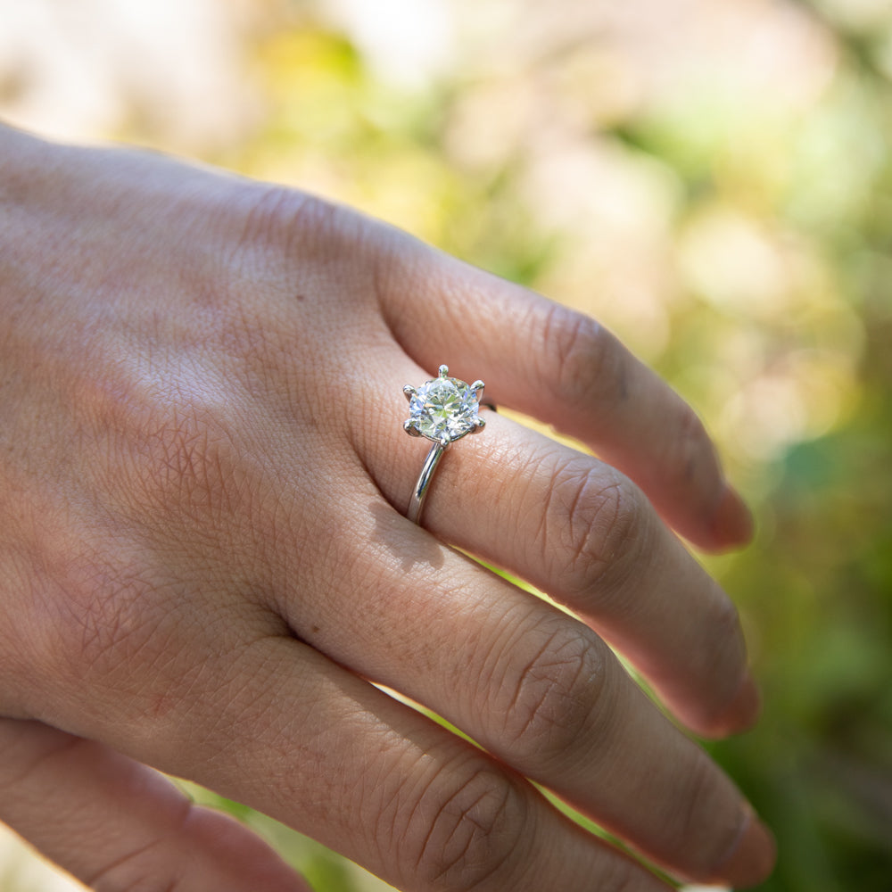Exquisite 18ct White Gold Ring with 2.00 Carat Brilliant Cut GH SI Diamond Solitaire