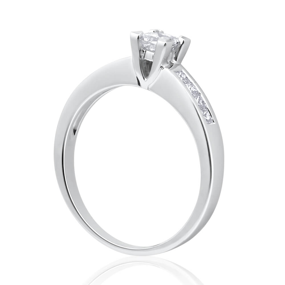 Exquisite 18 Carat White Gold Diamond Ring Featuring 0.55 Carats of Sparkling Diamonds