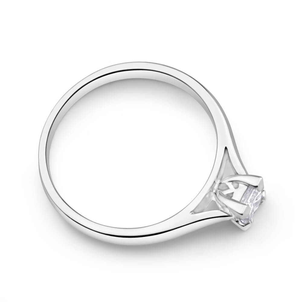 Exquisite 18 - carat White Gold Single - Stone Diamond Ring Featuring a 0.3 - Carat Diamond