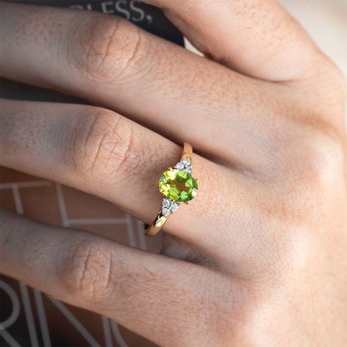 Stunning 9ct Yellow Gold Ring with Diamonds and Peridot