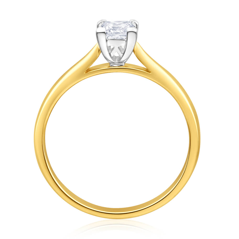 Exquisite 18 Carat Yellow Gold Single-Stone Engagement Ring Featuring a 0.5 Carat Diamond
