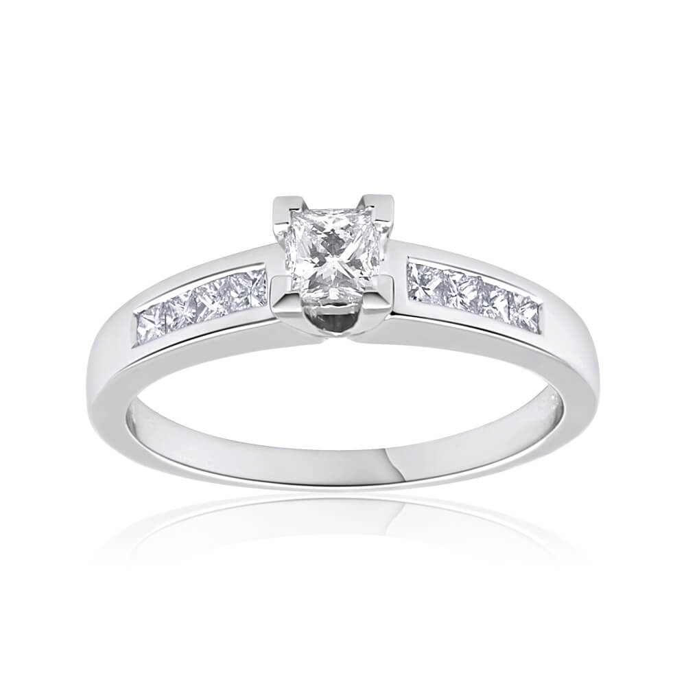 Exquisite 18 Carat White Gold Diamond Ring Featuring 0.55 Carats of Sparkling Diamonds