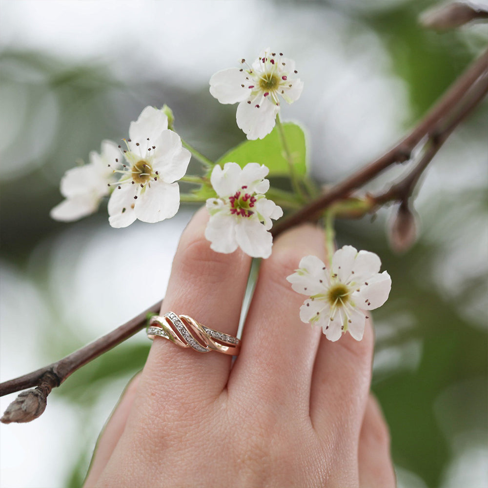 Stunning 9ct Rose Gold Ladies' Diamond Ring Adorned with 11 Brilliant - Cut Diamonds