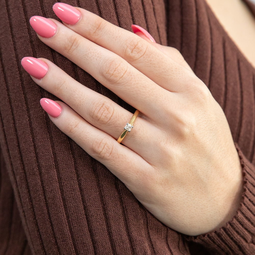 Exquisite 18ct Yellow Gold Solitaire Ring Featuring a 0.2-Carat Princess Cut Diamond
