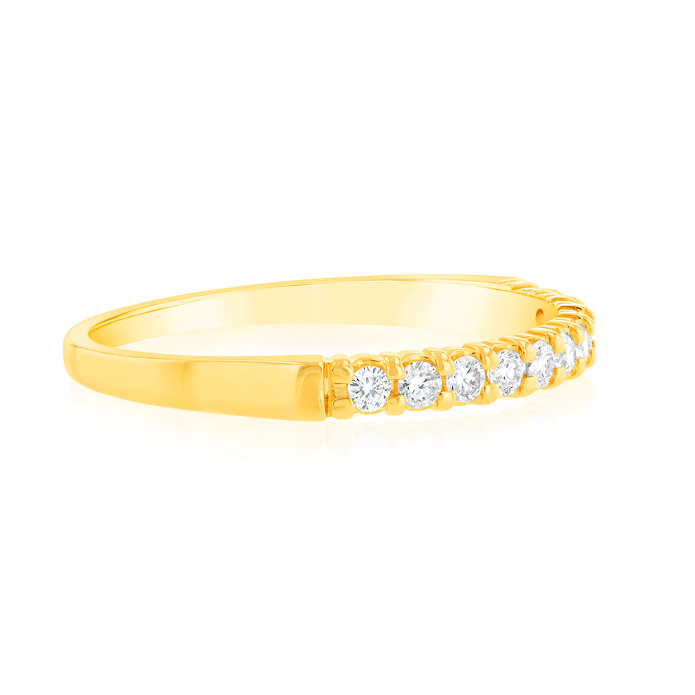 Exquisite 18 Carat Yellow Gold Diamond Ring Featuring 1/4 Carat Brilliant - Cut Diamonds