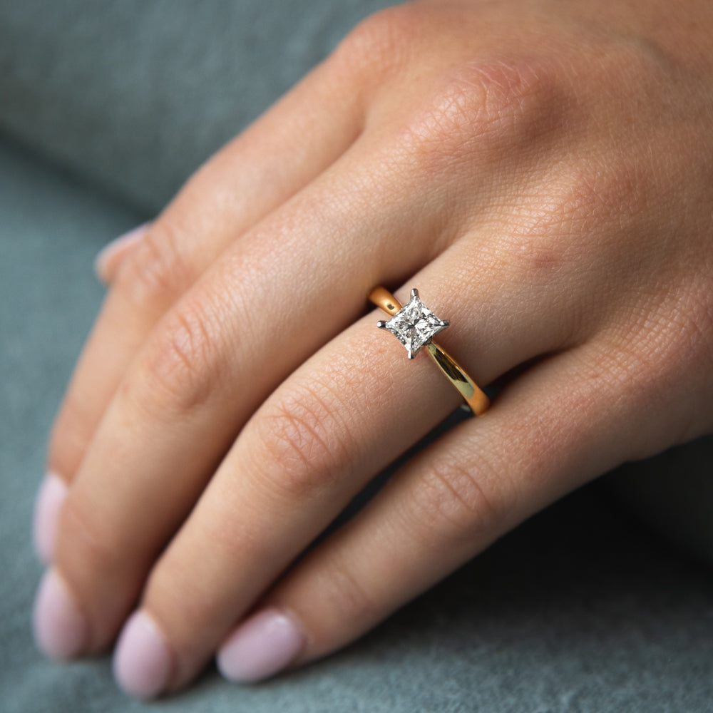 Exquisite 18ct Yellow Gold Solitaire Ring with 1-Carat Certified Princess-Cut Diamond