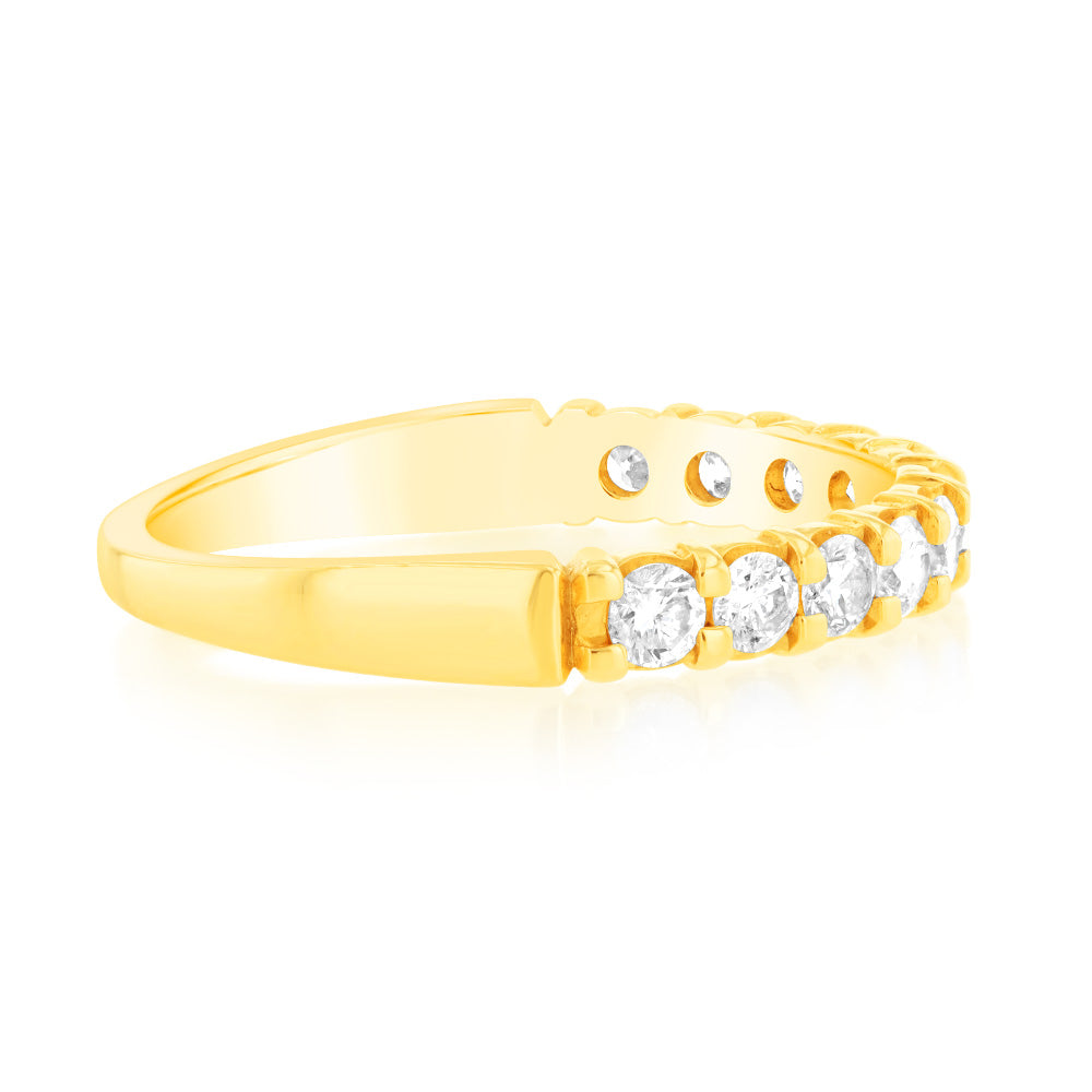 Exquisite 18ct Yellow Gold Ring Featuring 1/2 Carat of 11 Sparkling Diamonds