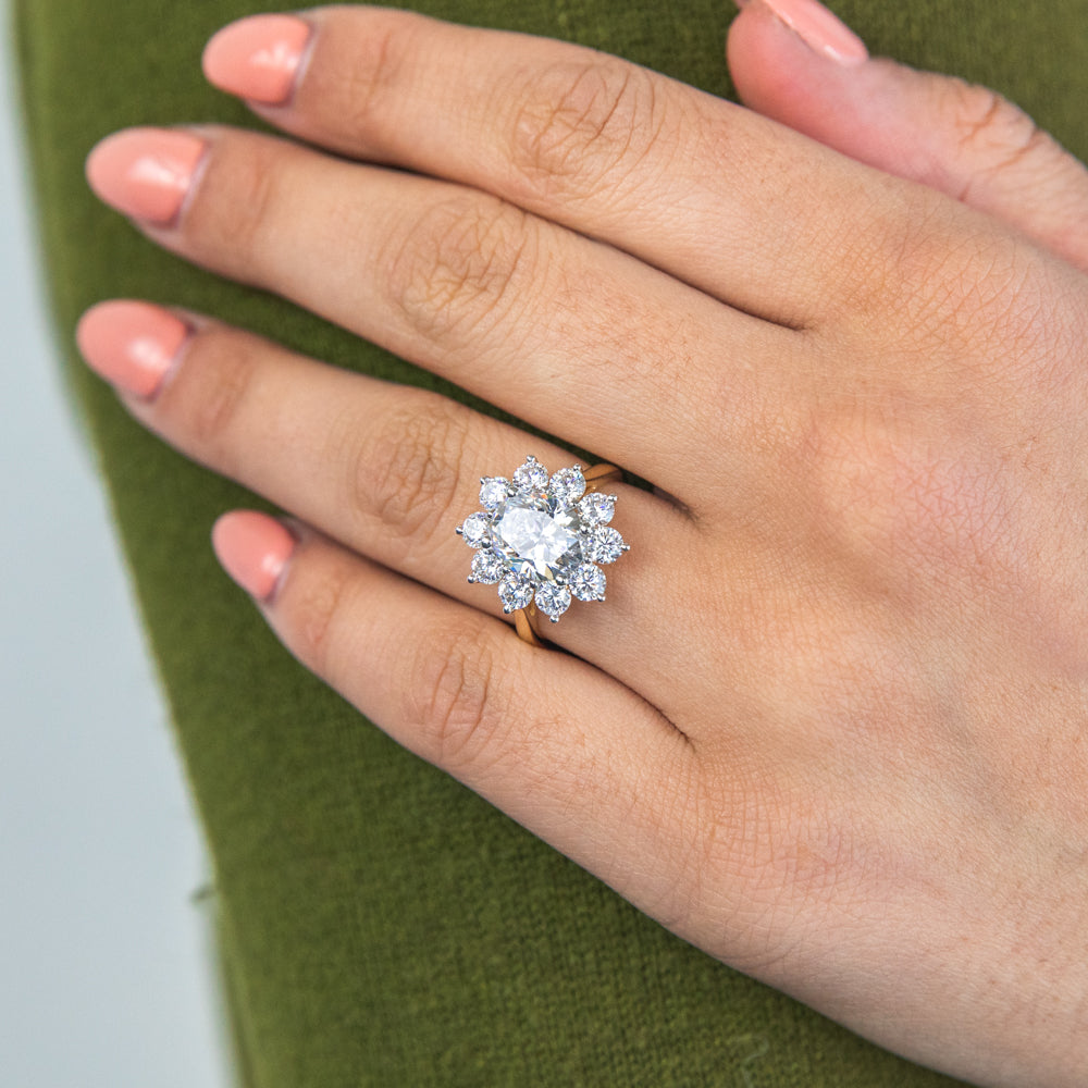 Stunning 9 - carat Yellow Gold Ring Adorned with Zirconia in a Beautiful Flower Design