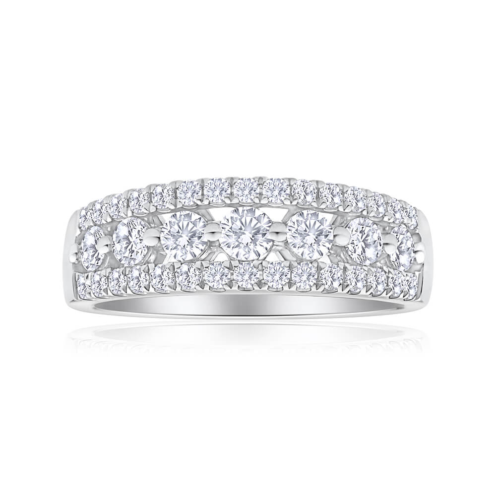 Exquisite 18ct White Gold Luxury Diamond Ring Featuring 7 Center Diamonds with a Total Weight of 1 Carat