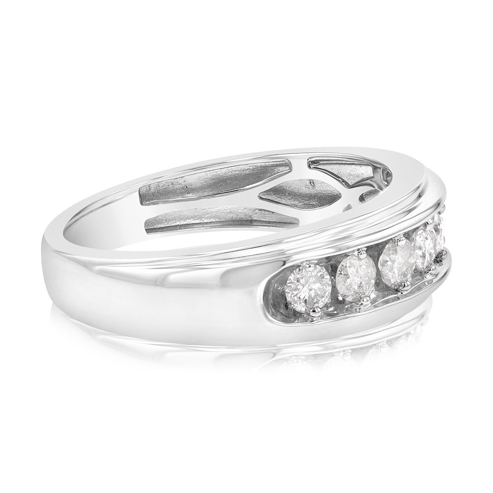 Gents' 3/4 Carat Diamond Ring Crafted in 10ct White Gold for Elegant Style