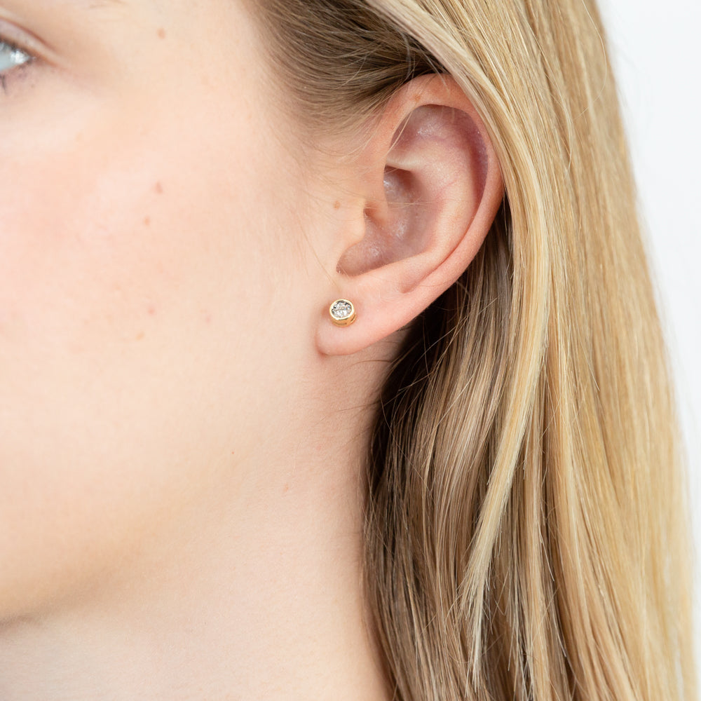 Exquisite 9 Carat Yellow Gold Stud Earrings Adorned with 10 Points of Shining Diamonds