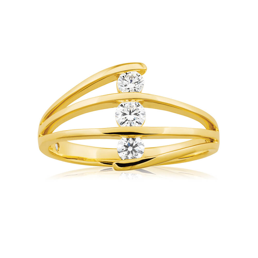 Exquisite 9ct Yellow Gold Three Stone Diamond Ring with 30 - 34pt Total Weight