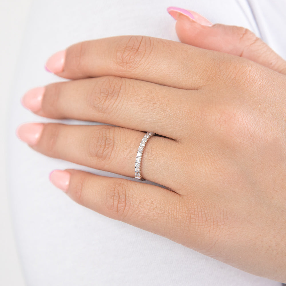 Elegant 18ct White Gold Ring Adorned with 0.25 Carats of Sparkling Diamonds