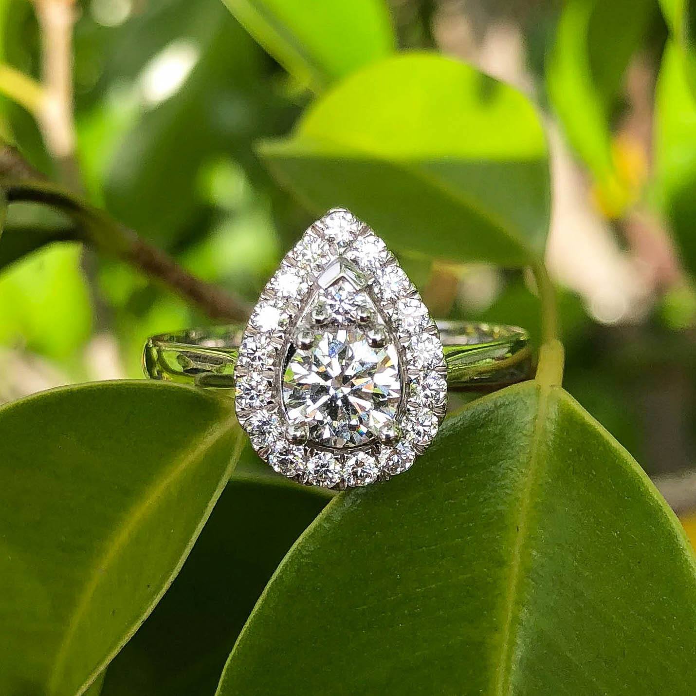 Exquisite 9ct White Gold Pear Shape Diamond Engagement Ring with a Total Weight of 1ct and Flawless Cut