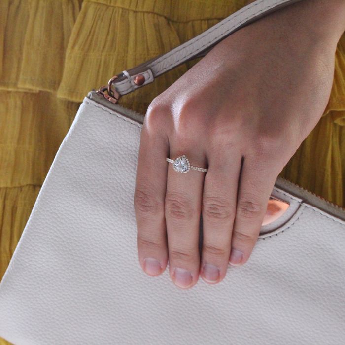 Exquisite 9ct Yellow Gold Zirconia Heart-Shaped Engagement Ring