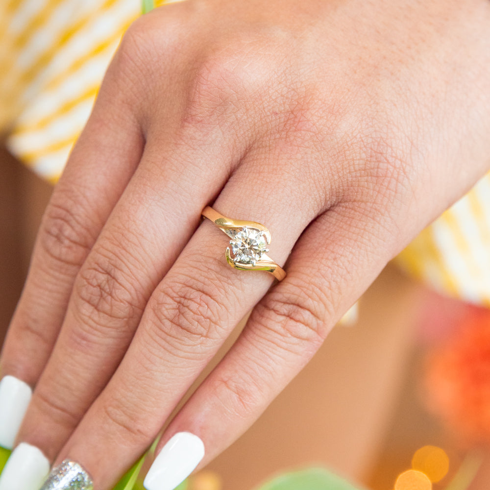 Luxurious 18 Carat Yellow Gold Single-Stone Ring Featuring a 1 Carat Natural Australian Diamond