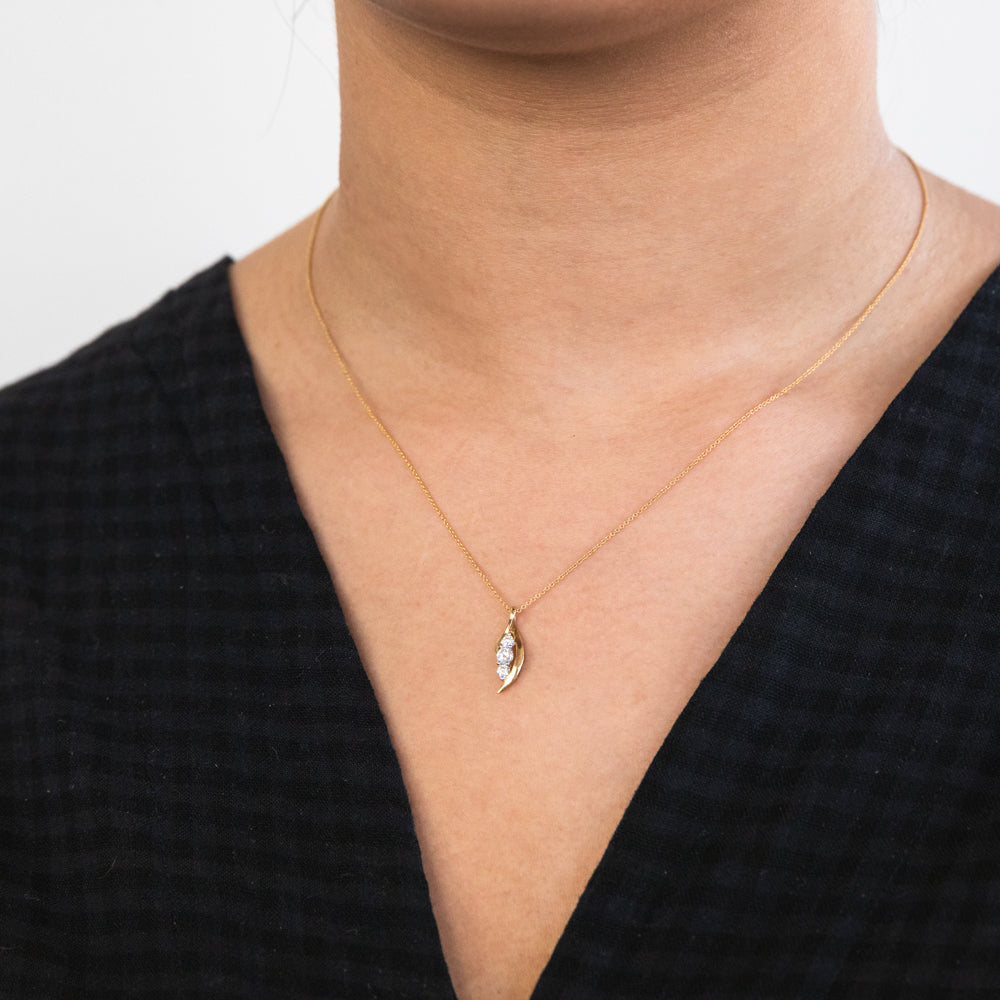 Exquisite 9ct Yellow Gold 1/4 Carat Flawless Cut Diamond Trilogy Pendant with 45cm Chain, a Stunning Jewelry Piece