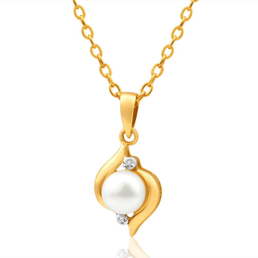 Stunning 9ct Yellow Gold Pendant with Dazzling Diamonds and Lustrous Pearls