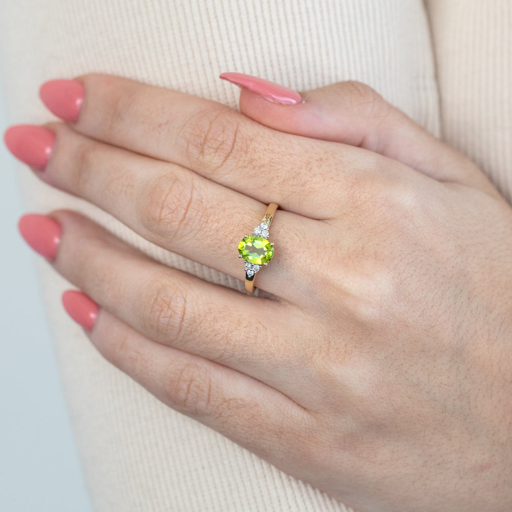 Stunning 9ct Yellow Gold Ring with Diamonds and Peridot