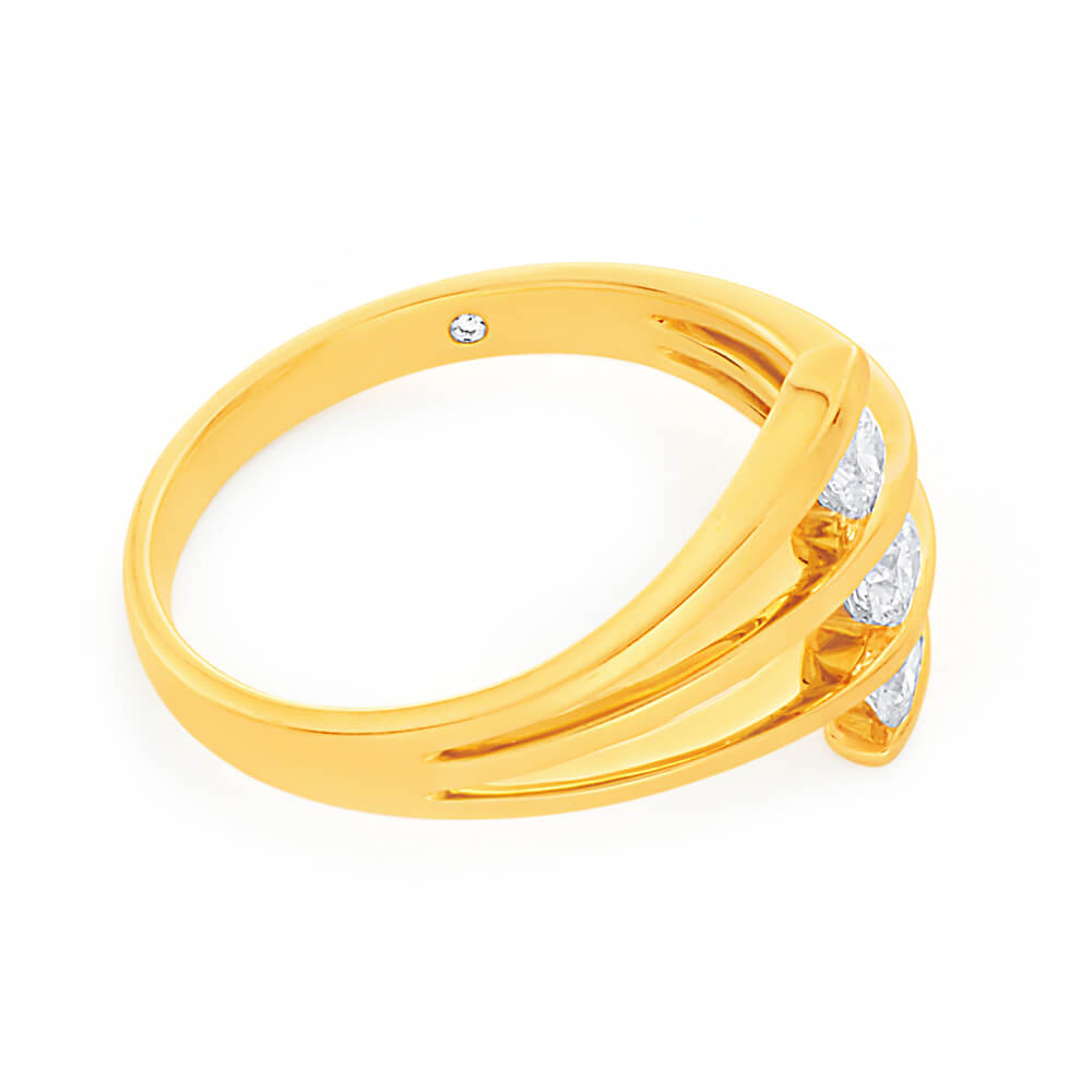 Exquisite 9ct Yellow Gold Three Stone Diamond Ring with 30 - 34pt Total Weight