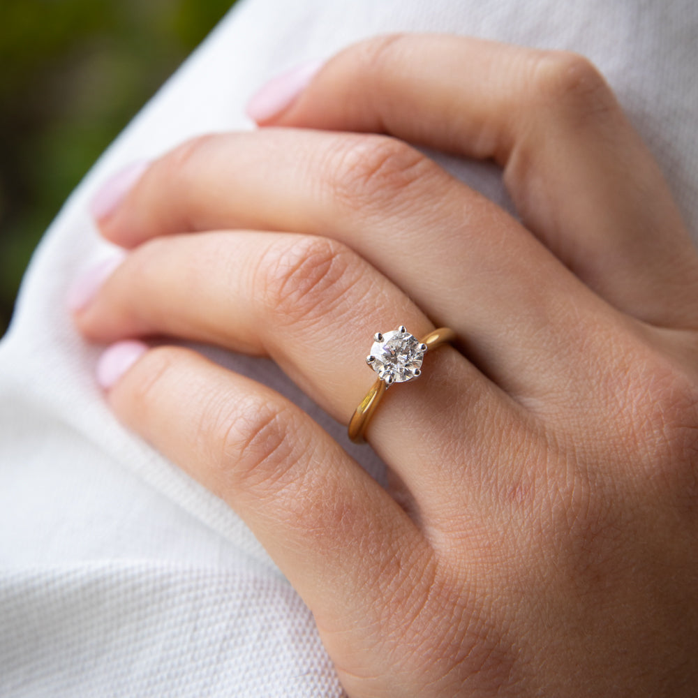 Exquisite 18 Carat Yellow Gold Solitaire Ring Featuring Approximately 1 Carat Diamond