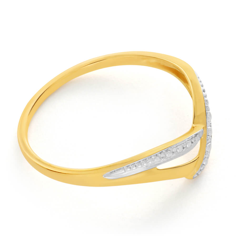 9-carat Yellow Gold Ring with V Illusion Setting - A Stunning Jewelry Piece