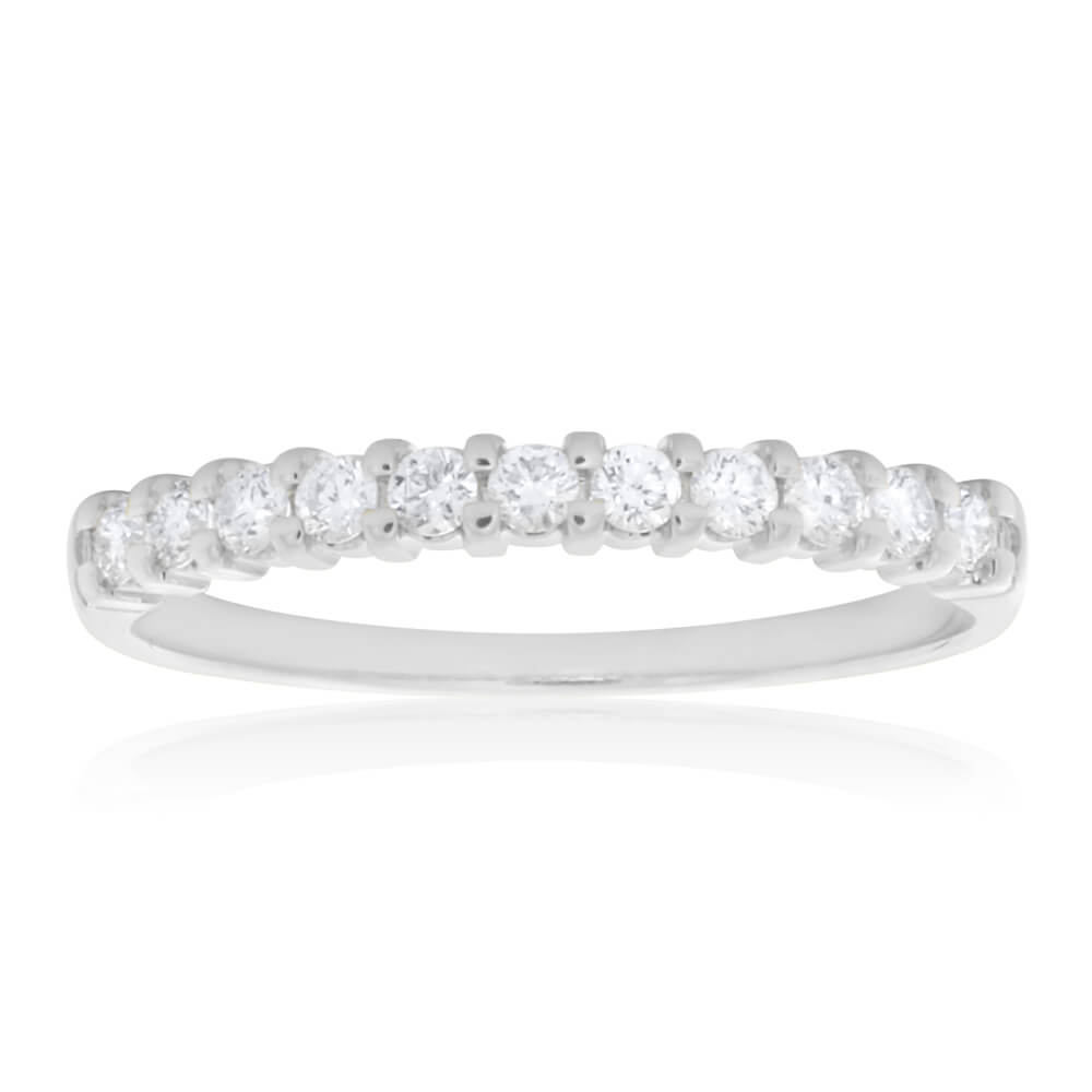 Elegant 18ct White Gold Ring Adorned with 0.25 Carats of Sparkling Diamonds