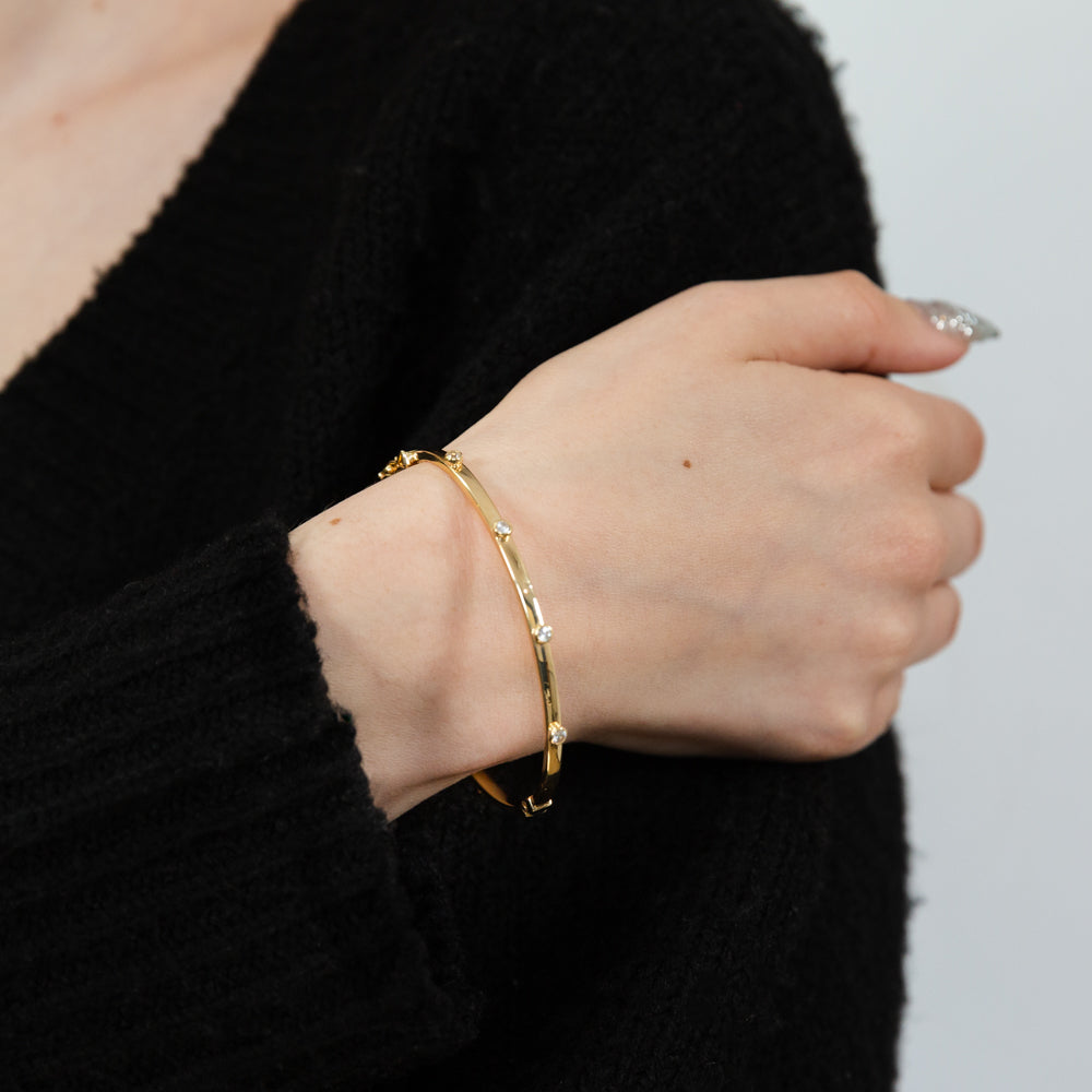 Exquisite 9-carat Yellow Gold Cubic Zirconia Hinged Bangle Jewelry