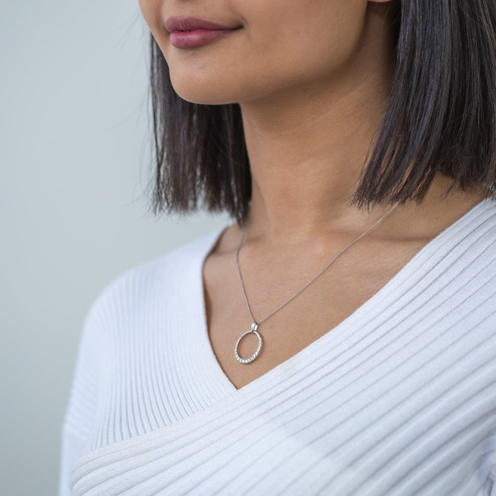 Exquisite 18ct White Gold Flawlessly Cut Diamond Graduated Circle Of Life Pendant with Matching Chain - A Timeless Jewelry Piece