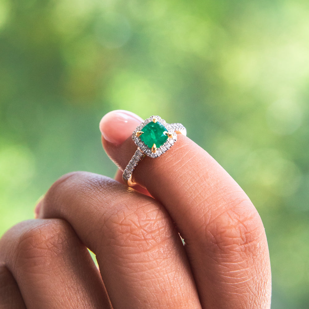 Exquisite 18 - carat Yellow Gold Ring Adorned with Natural Emerald and Diamonds