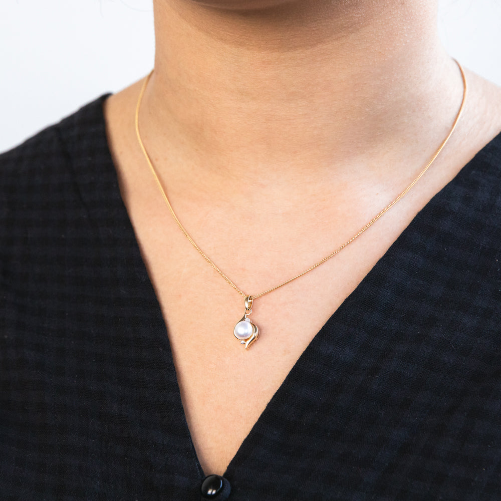 Stunning 9ct Yellow Gold Pendant with Dazzling Diamonds and Lustrous Pearls
