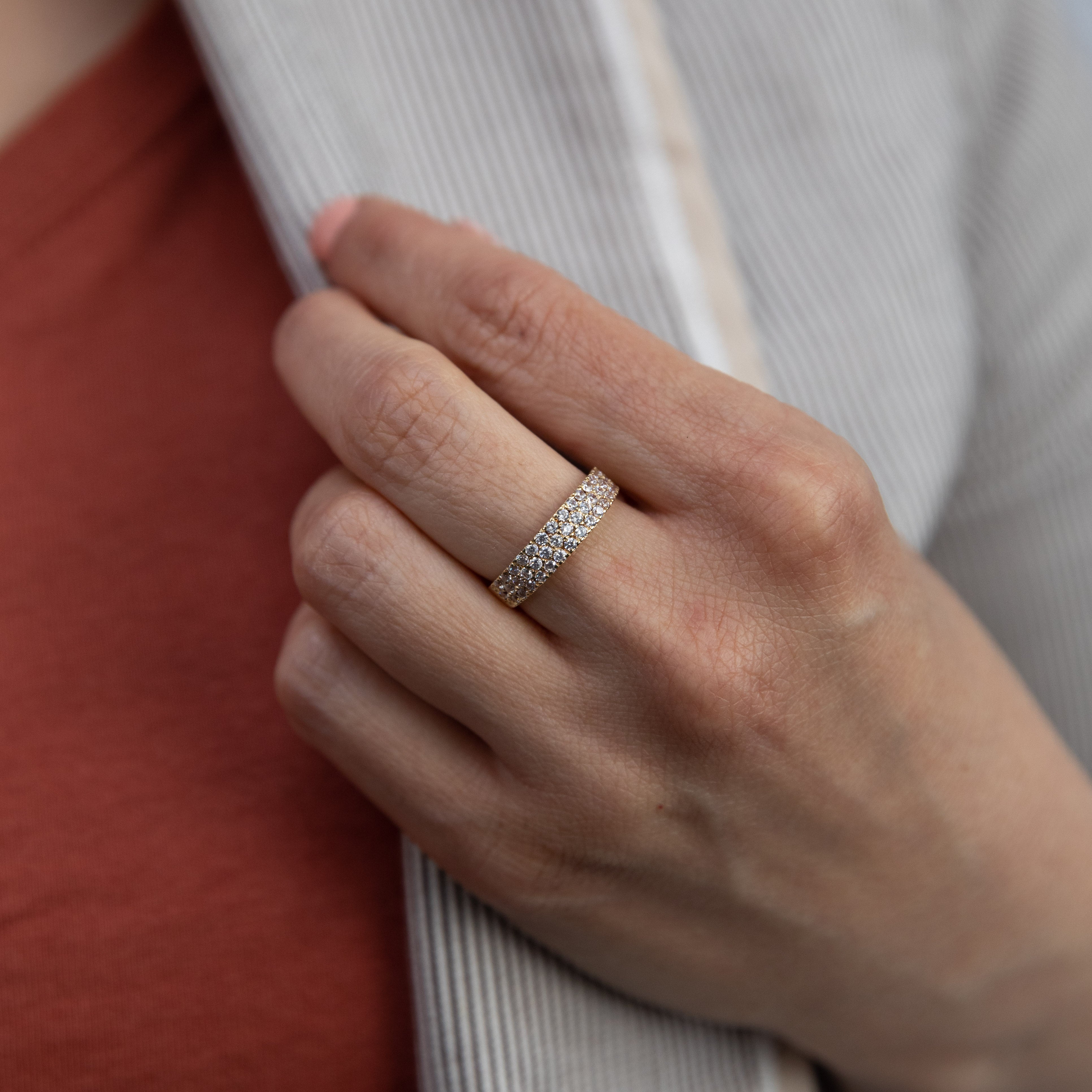 Stylish 9ct Yellow Gold Three - Row Zirconia Claw - Set Ring