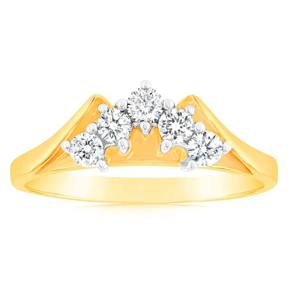 18ct Yellow Gold Ring Featuring 1/5 Carat Diamond and 5 Brilliant - Cut Diamonds