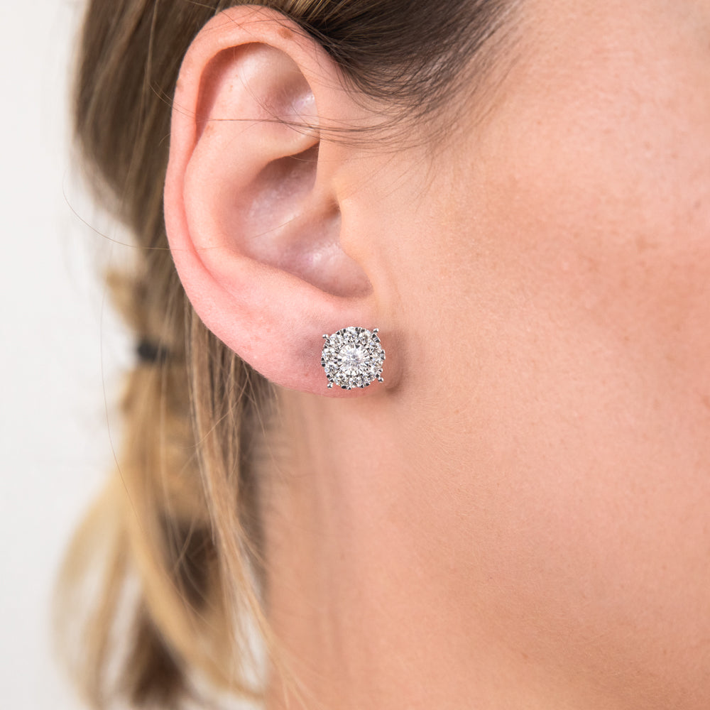 Exquisite 9 Carat White Gold Earrings Studded with 1 Carat Diamonds