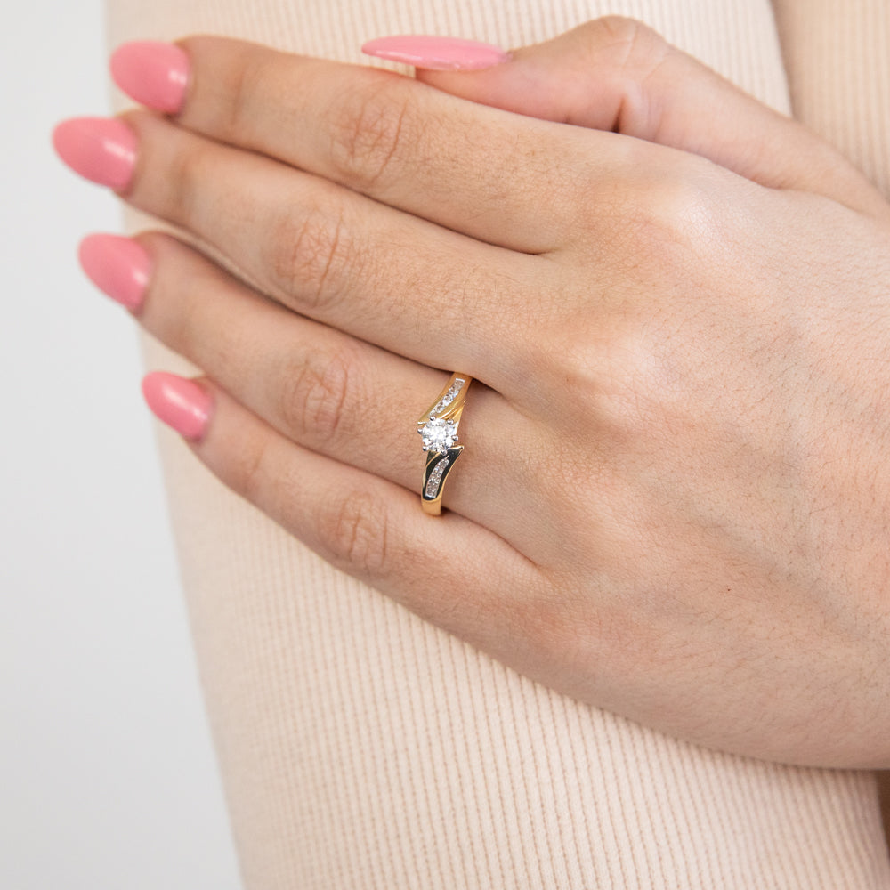 Stunning 18ct Yellow Gold Ring Featuring 1/2 Carat and 8 Brilliant Cut Diamonds