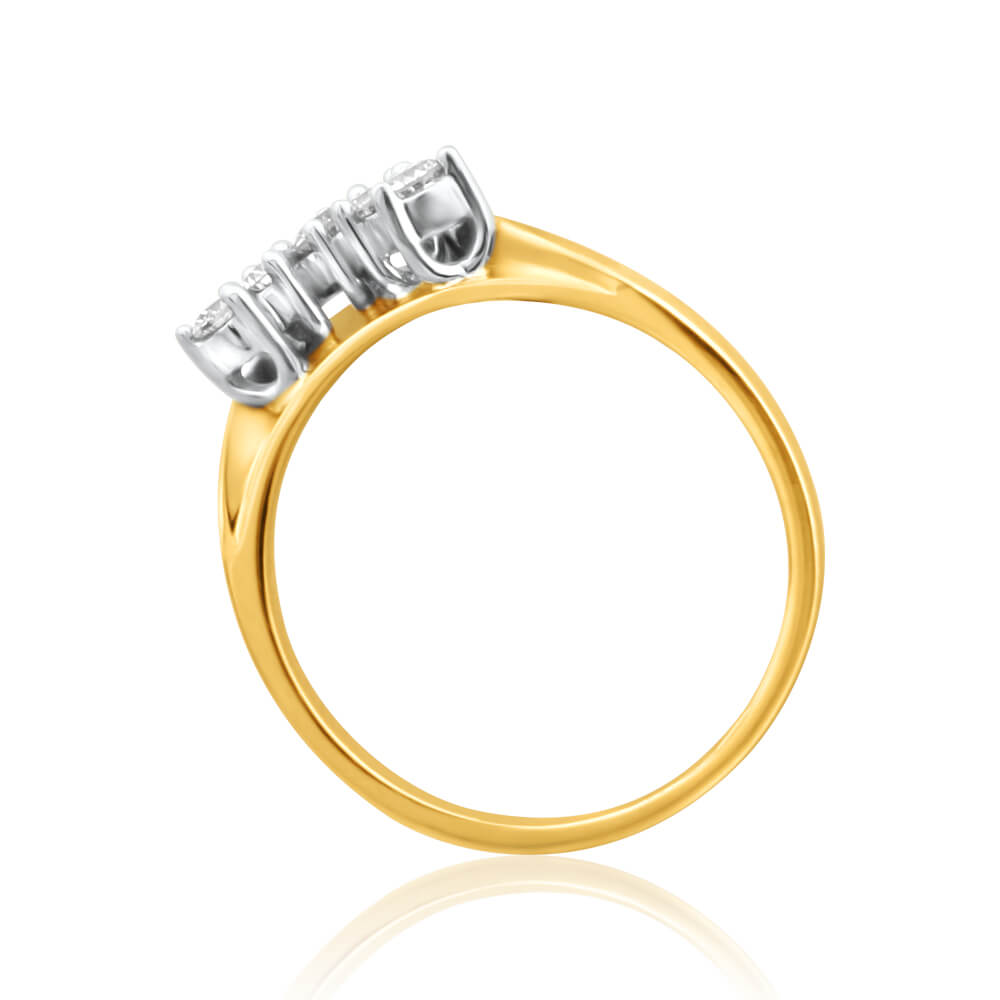 18ct Yellow Gold Ring Featuring 1/5 Carat Diamond and 5 Brilliant - Cut Diamonds