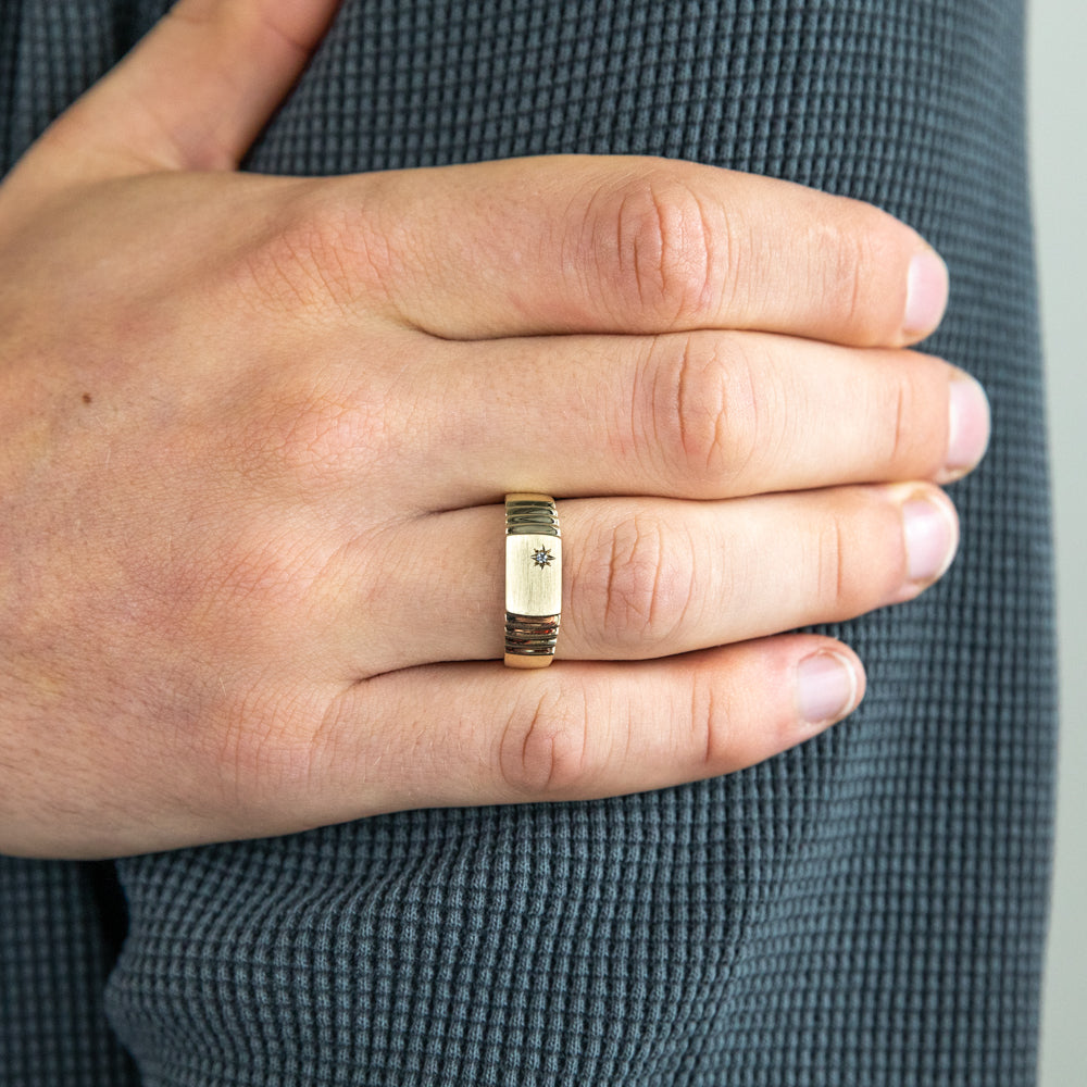 Gents' 9-carat Yellow Gold Signet Ring with a Shimmering Zirconia for a Luxurious Look
