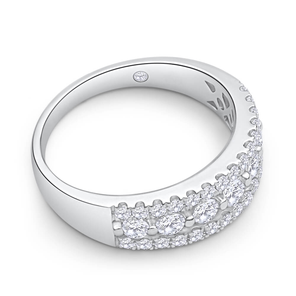 Exquisite 18ct White Gold Luxury Diamond Ring Featuring 7 Center Diamonds with a Total Weight of 1 Carat