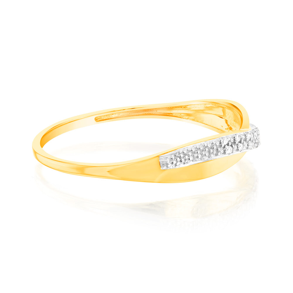 Exquisite 9ct Yellow Gold Ring Adorned with 14 Brilliant - Cut Diamonds