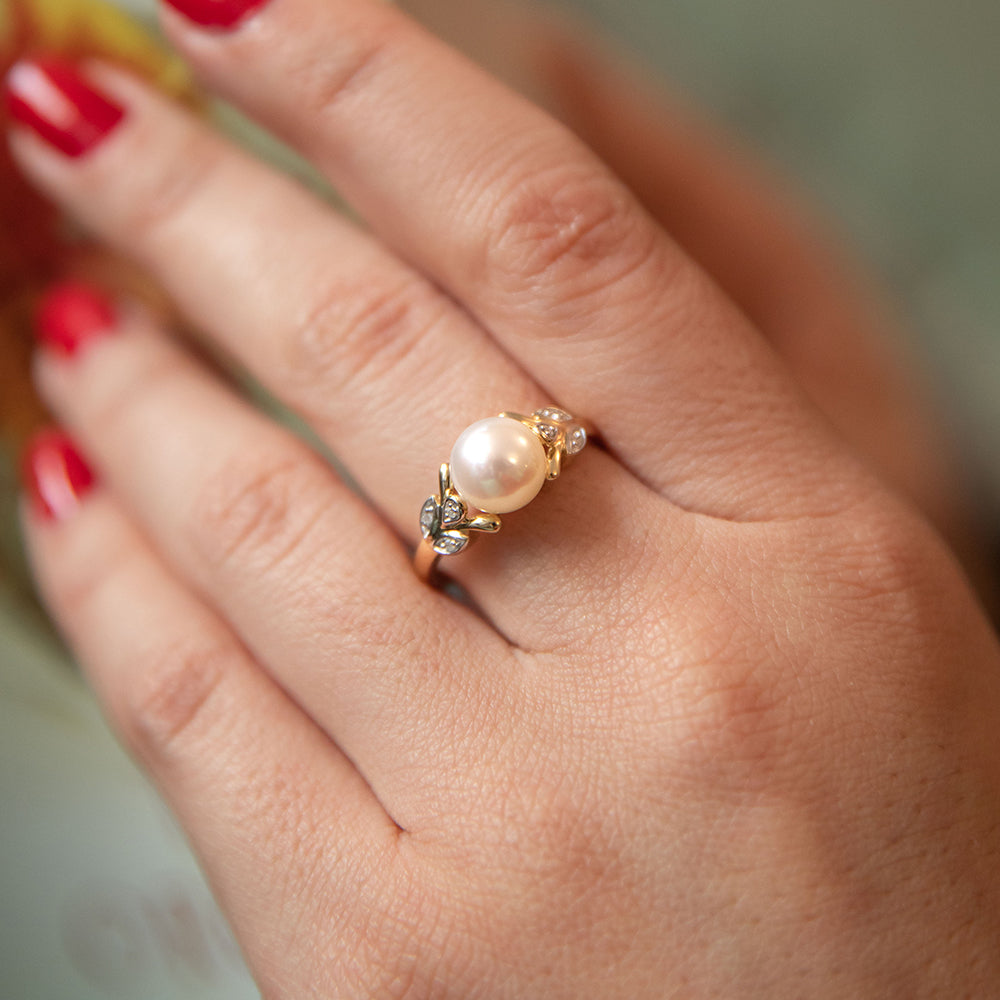 9ct Yellow Gold Ring with Freshwater Pearls and Leaf - Shaped Diamond Pattern