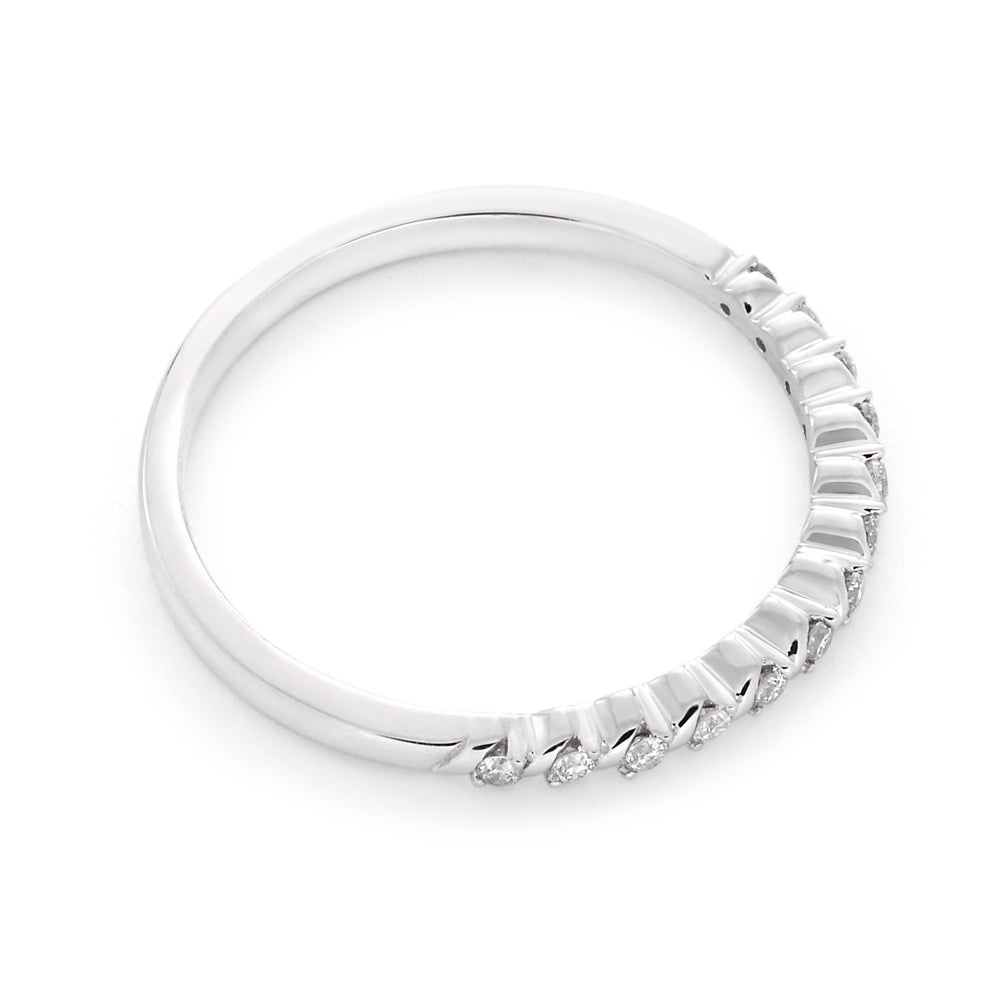 Stunning 9ct White Gold Ring Adorned with 13 Brilliant Cut Diamonds