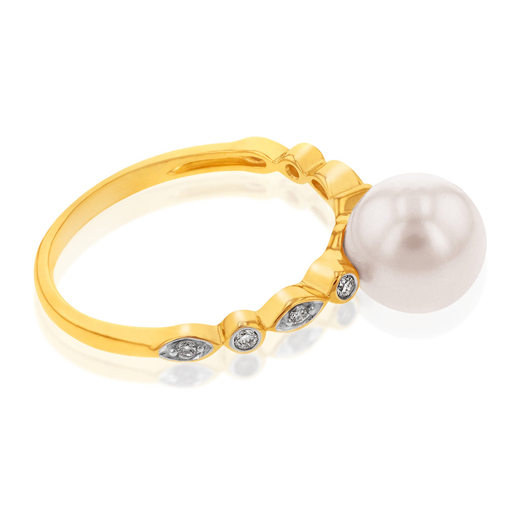 Stunning 9-carat Yellow Gold Ring Adorned with Freshwater Pearls and Diamonds