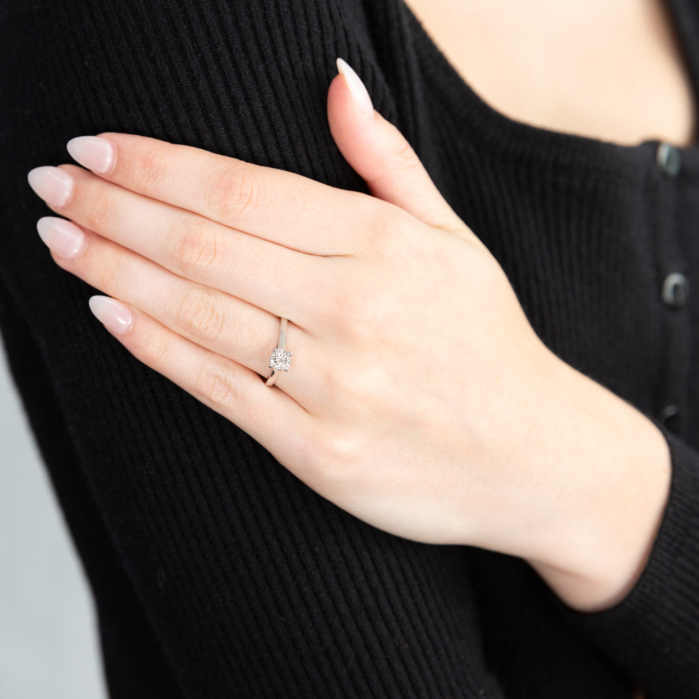 Stunning 9ct White Gold Ring with 13 Brilliant Cut 10 - Point Diamonds