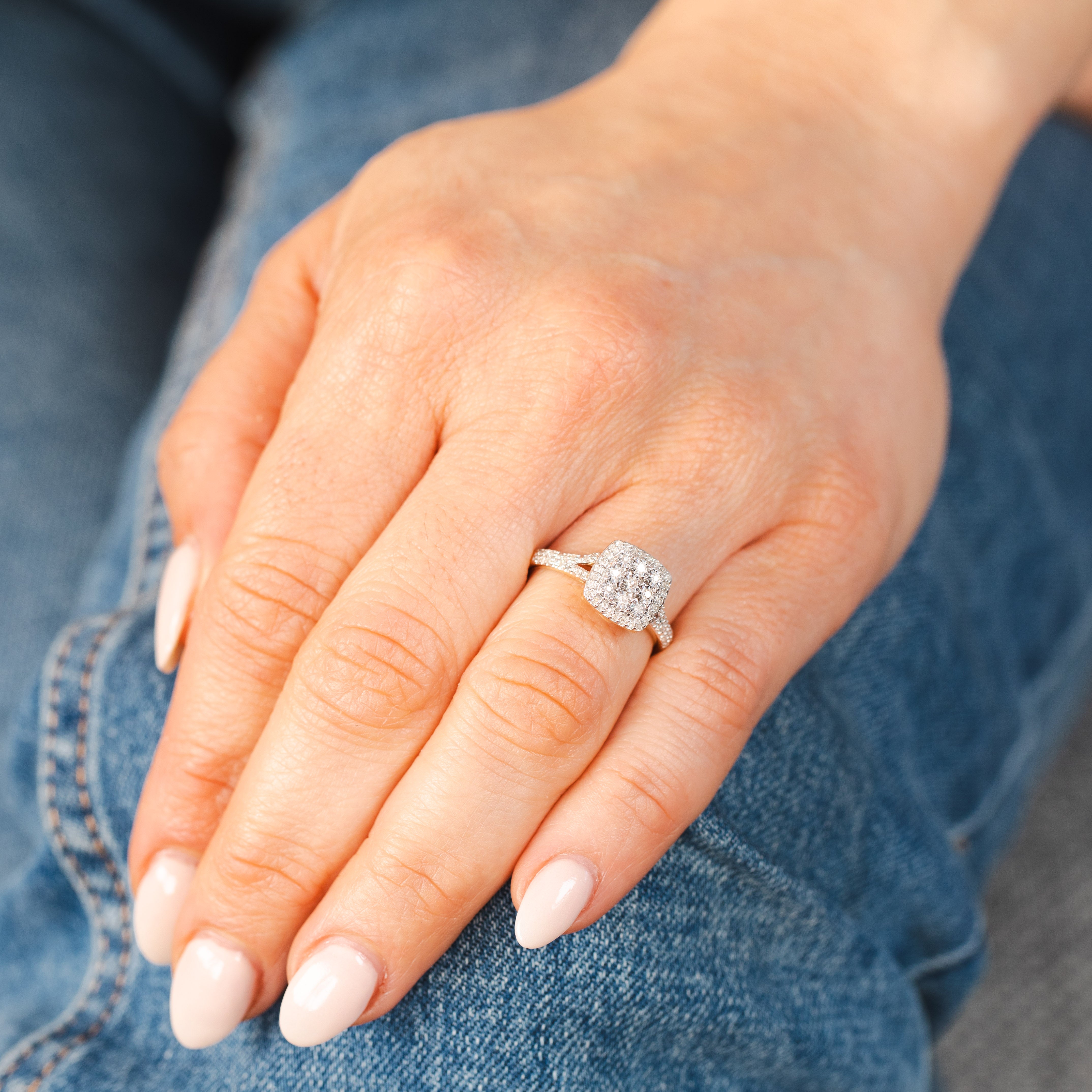 Stunning 9ct Yellow Gold 1/4 Carat Diamond Ring for Fancy Evenings