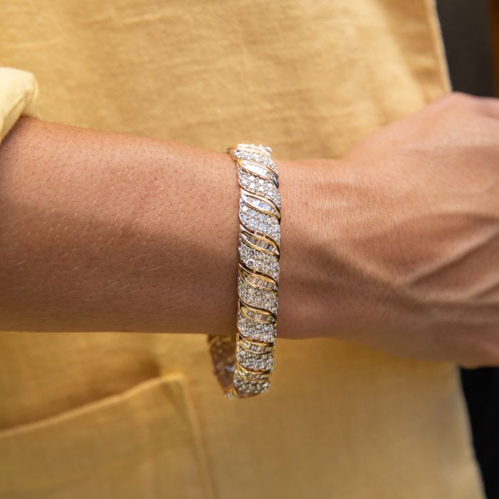 18.5cm 9ct Yellow Gold Bracelet with 10.6 Carat Brilliant and Baguette Diamonds