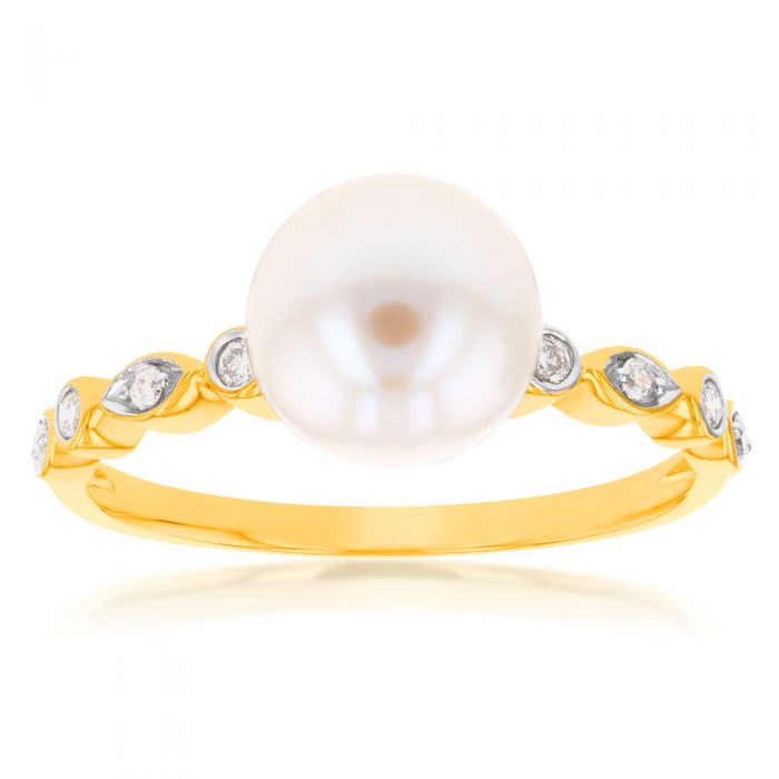 Stunning 9-carat Yellow Gold Ring Adorned with Freshwater Pearls and Diamonds