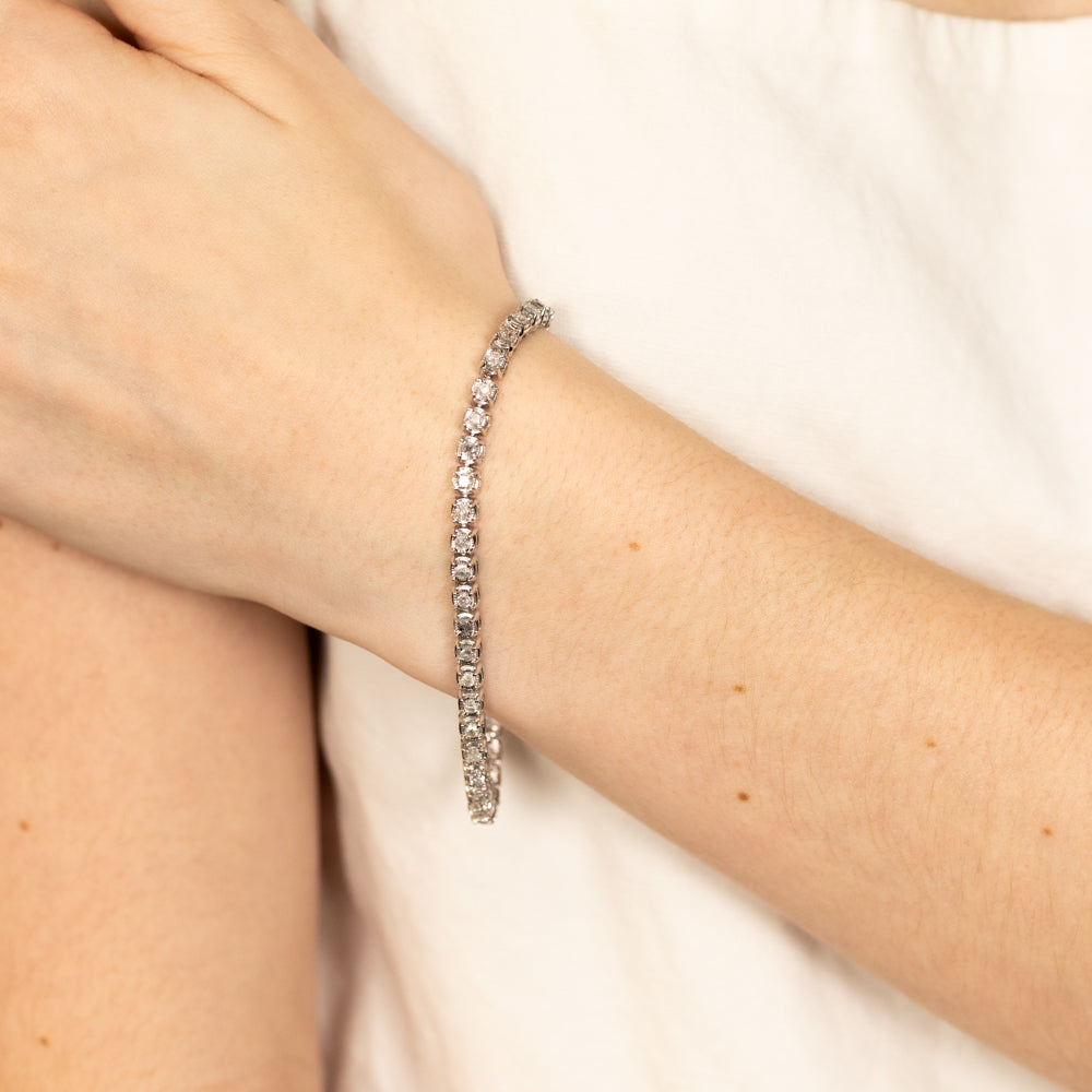 Stunning 10 - carat White Gold Tennis Bracelet Embellished with 2 - carat Diamonds
